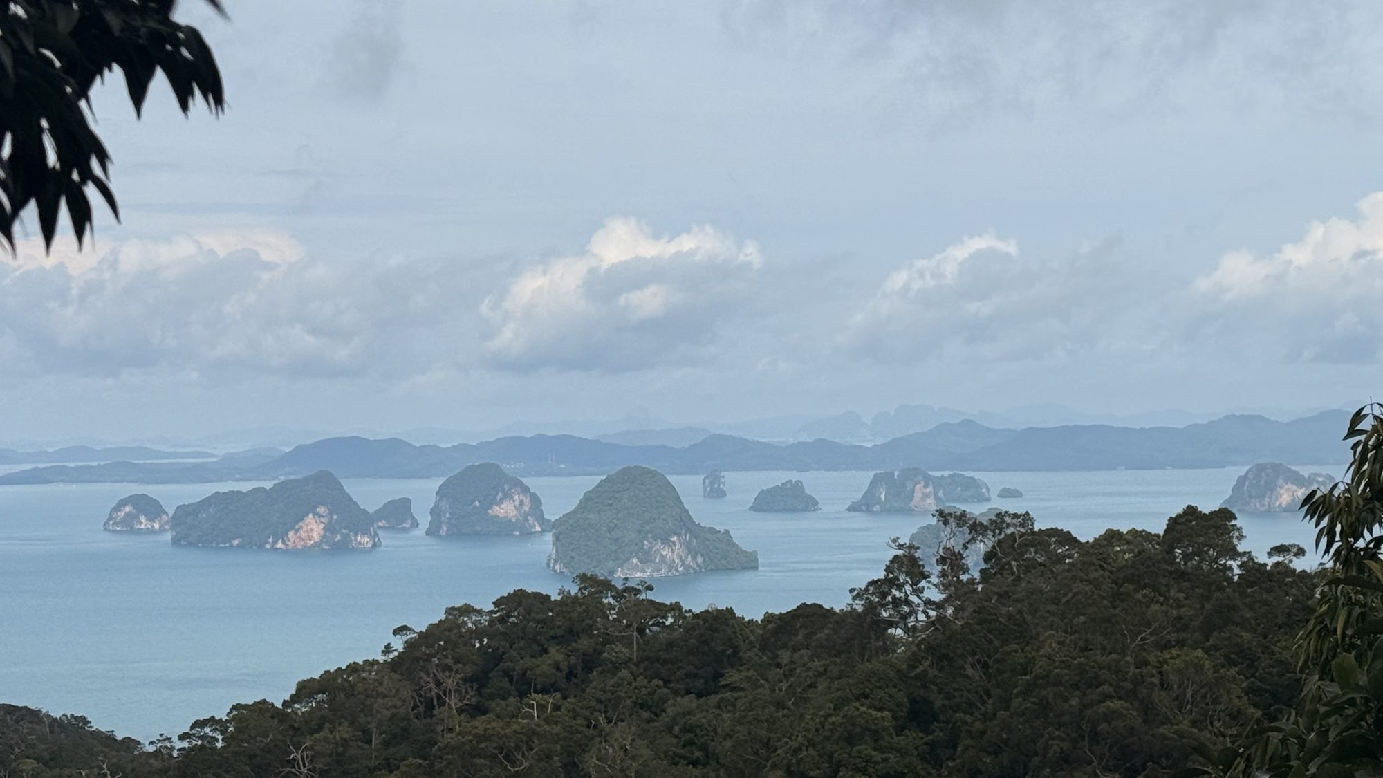 Inseln im Meer vor Krabi, von oben gesehen