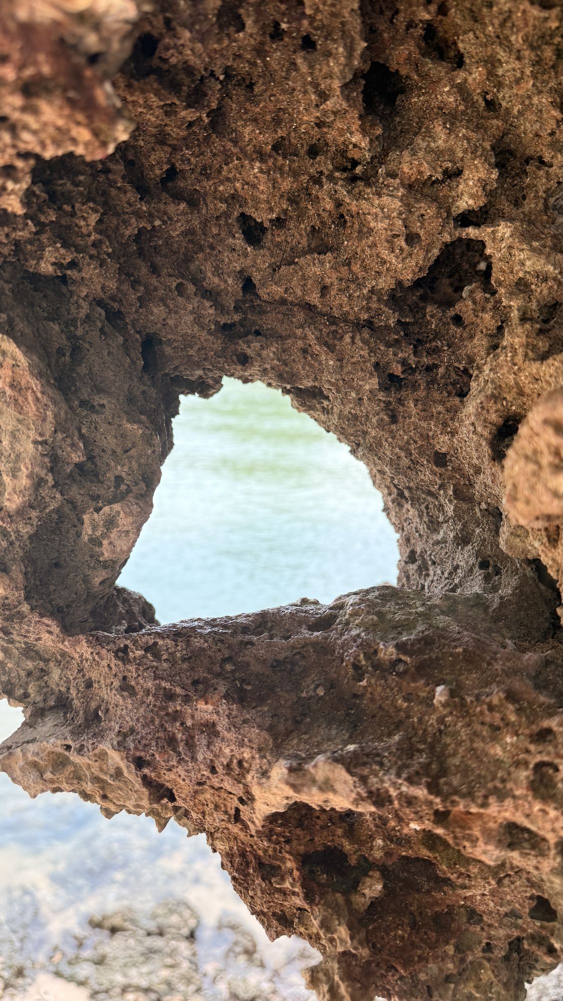 Ein Fenster im Felsen öffnet den Blick aufs Meer
